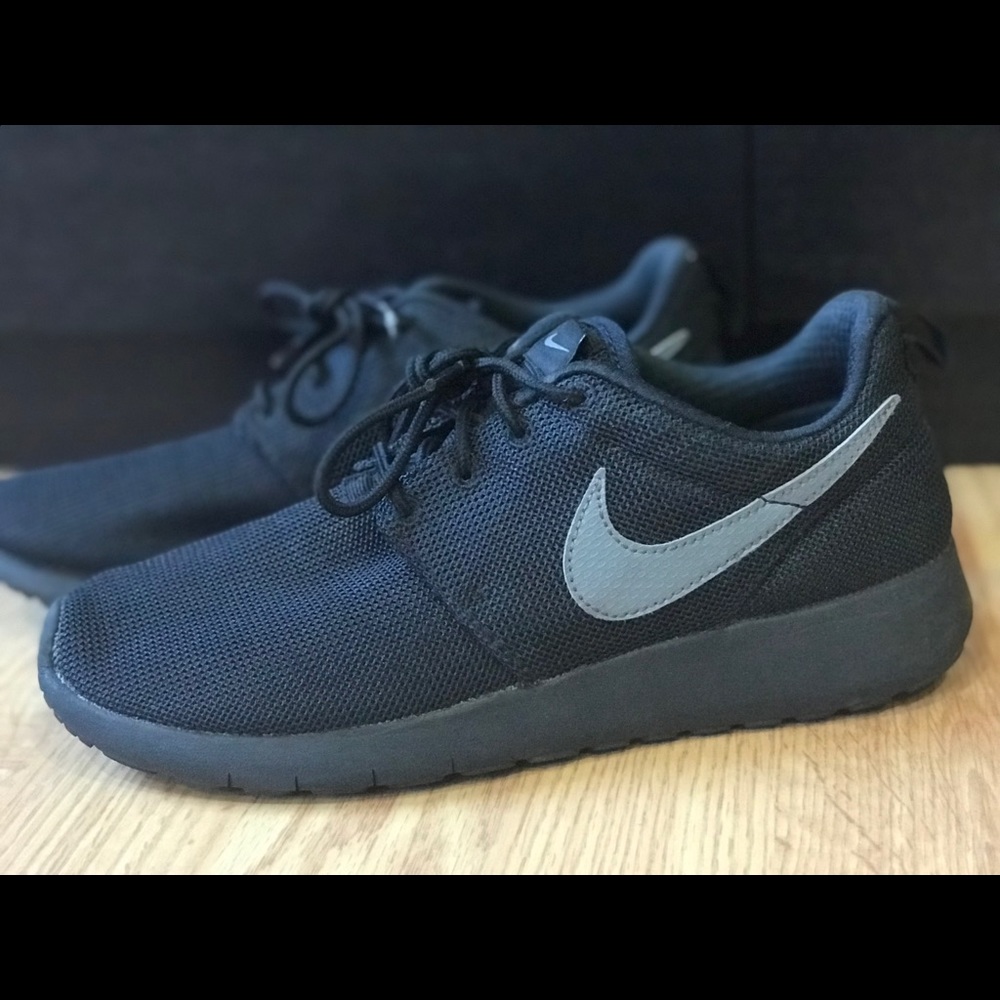 Nike roshe sneakers